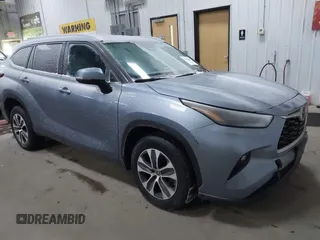 2023 Toyota Highlander L z VIN 5TDKDRAH5PS007068, wystawiony jako IAAI lot #41363843 z przebiegiem 14 732 mil mil oraz . Historia ofert i sprzedaży dostępna na DreamBid. Obrazek 1.