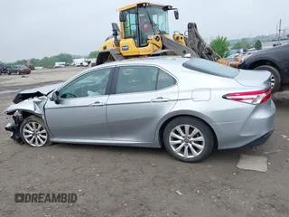 2019 Toyota Camry LE z VIN 4T1B11HK5KU813553, wystawiony jako IAAI lot #42282507 z przebiegiem 22 100 mil mil oraz . Historia ofert i sprzedaży dostępna na DreamBid. Obrazek 13.