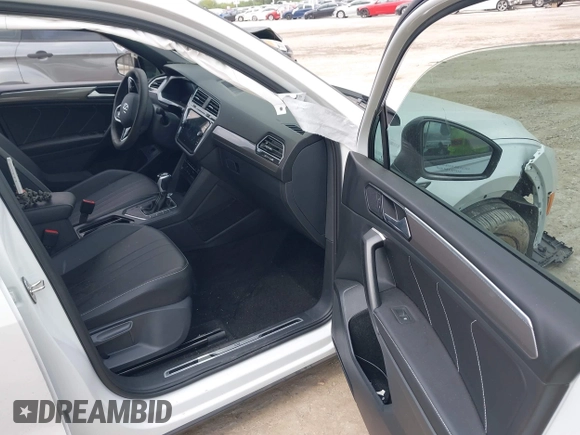 2024 Volkswagen Tiguan SE R-Line Black z VIN 3VVCB7AX3RM111987, wystawiony jako IAAI lot #42148019 z przebiegiem 6 455 mil mil oraz . Historia ofert i sprzedaży dostępna na DreamBid. Obrazek 5.