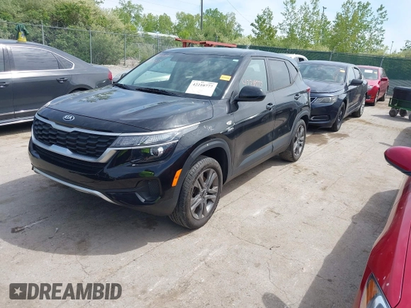 2021 Kia Seltos LX z VIN KNDEPCAA3M7071555, wystawiony jako IAAI lot #42210777 z przebiegiem 51 888 mil mil oraz . Historia ofert i sprzedaży dostępna na DreamBid. Obrazek 2.