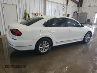 2017 Volkswagen Passat S z VIN 1VWAT7A34HC017341, wystawiony jako Copart lot #55556425 z przebiegiem 63 919 mil mil oraz Nie do naprawy • Non repairable. Historia ofert i sprzedaży dostępna na DreamBid. Obrazek 3.