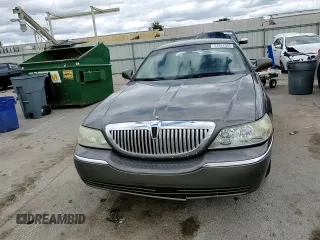 2003 Lincoln Town Car Executive z VIN 1LNHM81W53Y621146, wystawiony jako Copart lot #57822605 z przebiegiem 234 384 mil mil oraz Szkoda całkowita • Salvage title. Historia ofert i sprzedaży dostępna na DreamBid. Obrazek 13.
