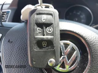 2018 Volkswagen Passat SE z VIN 1VWBA7A37JC033694, wystawiony jako IAAI lot #41977518 z przebiegiem 142 944 mil mil oraz . Historia ofert i sprzedaży dostępna na DreamBid. Obrazek 11.