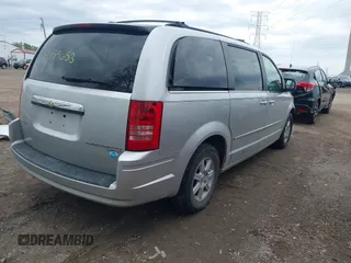 2010 Chrysler Town & Country Touring z VIN 2A4RR5D16AR305744, wystawiony jako IAAI lot #42159653 z przebiegiem 189 993 mil mil oraz . Historia ofert i sprzedaży dostępna na DreamBid. Obrazek 4.