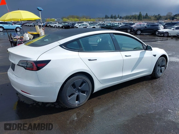 2021 Tesla Model 3 Standard Range Plus z VIN 5YJ3E1EA5MF977437, wystawiony jako IAAI lot #40297512 z przebiegiem 72 039 mil mil oraz . Historia ofert i sprzedaży dostępna na DreamBid. Obrazek 4.