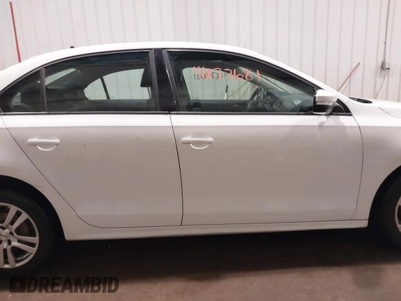 2011 Volkswagen Jetta SE z VIN 3VWDZ7AJ9BM323290, wystawiony jako IAAI lot #41877681 z przebiegiem 115 307 mil mil oraz . Historia ofert i sprzedaży dostępna na DreamBid. Obrazek 14.