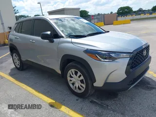 2023 Toyota Corolla Cross L z VIN 7MUAAAAG1PV050373, wystawiony jako IAAI lot #42269591 z przebiegiem Nie podano mil oraz . Historia ofert i sprzedaży dostępna na DreamBid. Obrazek 1.