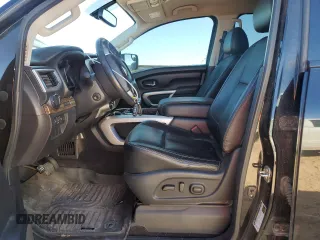 2017 Nissan Titan SL z VIN 1N6AA1E54HN554049, wystawiony jako Copart lot #81404094 z przebiegiem 97 811 mil mil oraz Czysty tytuł • Clean title. Historia ofert i sprzedaży dostępna na DreamBid. Obrazek 7.