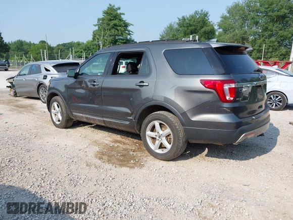 2017 Ford Explorer XLT z VIN 1FM5K8D82HGC79240, wystawiony jako IAAI lot #42402472 z przebiegiem 139 303 mil mil oraz . Historia ofert i sprzedaży dostępna na DreamBid. Obrazek 3.