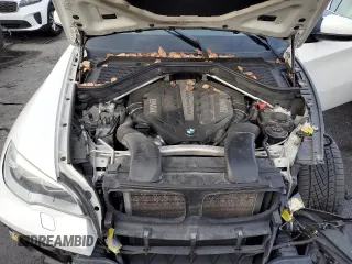2013 BMW X6 xDrive50i z VIN 5UXFG8C52DL591043, wystawiony jako Copart lot #85150504 z przebiegiem 106 179 mil mil oraz Szkoda całkowita • Salvage title. Historia ofert i sprzedaży dostępna na DreamBid. Obrazek 12.