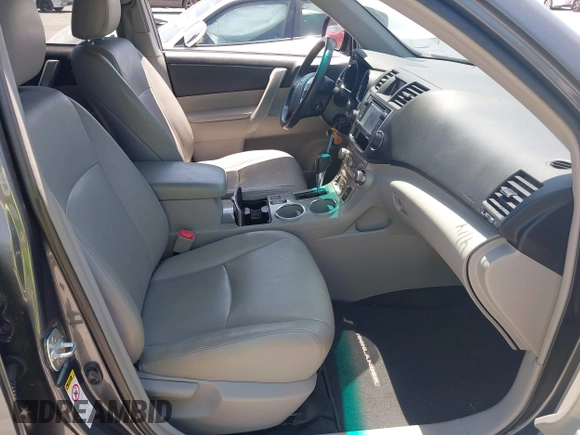2013 Toyota Highlander z VIN 5TDZK3EH5DS124401, wystawiony jako IAAI lot #42133758 z przebiegiem 131 405 mil mil oraz . Historia ofert i sprzedaży dostępna na DreamBid. Obrazek 5.
