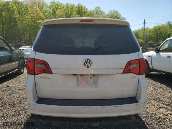 2010 Volkswagen Routan SE with VIN 2V4RW3D15AR348450, listed as a Copart auction lot 53656285 with 124,844 mi miles and Salvage Title. Bid and sale history available at carsss.com. Image 6.