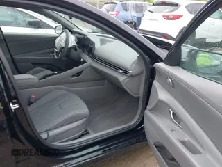 2024 Hyundai Elantra SEL z VIN KMHLM4DG8RU690033, wystawiony jako IAAI lot #42211444 z przebiegiem 19 708 mil mil oraz . Historia ofert i sprzedaży dostępna na DreamBid. Obrazek 5.