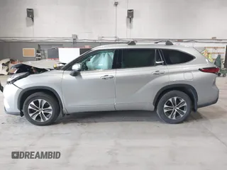 2022 Toyota Highlander XLE z VIN 5TDHZRBH3NS579974, wystawiony jako IAAI lot #41898015 z przebiegiem 46 005 mil mil oraz . Historia ofert i sprzedaży dostępna na DreamBid. Obrazek 14.