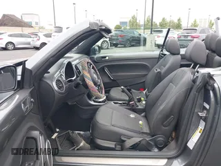 2018 Volkswagen Beetle S z VIN 3VW5DAAT3JM506023, wystawiony jako IAAI lot #42414886 z przebiegiem 33 424 mil mil oraz . Historia ofert i sprzedaży dostępna na DreamBid. Obrazek 5.