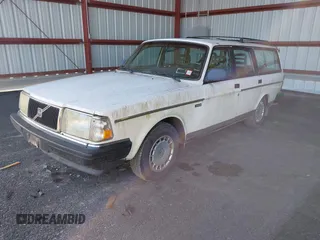 1993 Volvo 240 с VIN YV1AW8805P1954635, выставлен на аукционе IAAI как лот 42135518 с пробегом 172 621 миль миль и . История ставок и продаж доступна на DreamBid. Изображение 2.