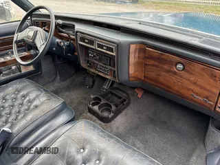 1988 Cadillac Brougham z VIN 1G6DW51Y1J9710932, wystawiony jako Copart lot #82010974 z przebiegiem 72 122 mil mil oraz Tytuł czysty. Historia ofert i sprzedaży dostępna na DreamBid. Obrazek 5.