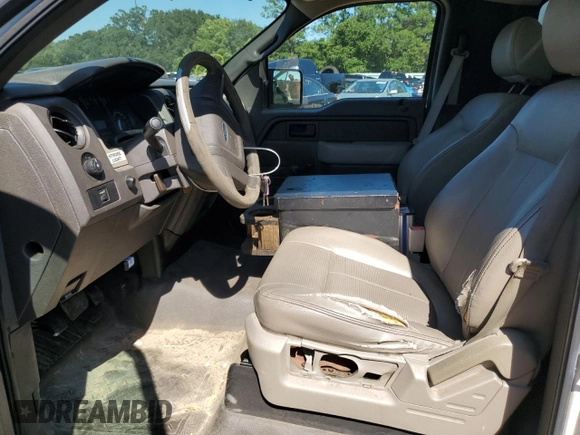2010 Ford F-150 XL z VIN 1FTMF1CW1AKA46433, wystawiony jako Copart lot #72318124 z przebiegiem 93 095 mil mil oraz Czysty tytuł • Clean title. Historia ofert i sprzedaży dostępna na DreamBid. Obrazek 7.