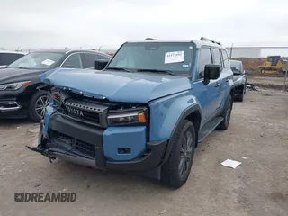 2024 Toyota Land Cruiser z VIN JTEABFAJ9RK015313, wystawiony jako IAAI lot #41573592 z przebiegiem 11 124 mil mil oraz . Historia ofert i sprzedaży dostępna na DreamBid. Obrazek 17.