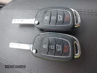 2017 Hyundai Santa Fe 2.4L z VIN 5NMZU3LB5HH029046, wystawiony jako IAAI lot #42212445 z przebiegiem 135 587 mil mil oraz . Historia ofert i sprzedaży dostępna na DreamBid. Obrazek 11.