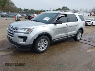 2018 Ford Explorer XLT z VIN 1FM5K8D8XJGA33493, wystawiony jako IAAI lot #41728861 z przebiegiem 103 392 mil mil oraz . Historia ofert i sprzedaży dostępna na DreamBid. Obrazek 2.