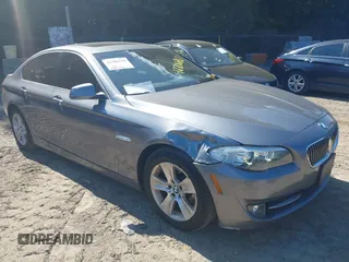 2013 BMW 5 Series 528i xDrive z VIN WBAXH5C51DD106951, wystawiony jako IAAI lot #42706710 z przebiegiem 103 802 mil mil oraz . Historia ofert i sprzedaży dostępna na DreamBid. Obrazek 1.
