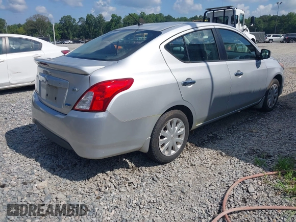 2015 Nissan Versa S Plus z VIN 3N1CN7AP1FL816927, wystawiony jako IAAI lot #42798798 z przebiegiem Nie podano mil oraz . Historia ofert i sprzedaży dostępna na DreamBid. Obrazek 4.