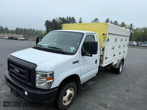 2019 Ford Econoline Commercial z VIN 1FDXE4FS8KDC19277, wystawiony jako Copart lot #56847115 z przebiegiem 142 505 mil mil oraz Tytuł czysty. Historia ofert i sprzedaży dostępna na DreamBid. Obrazek 2.