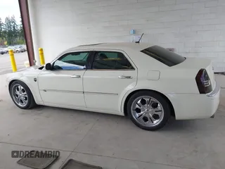 2008 Chrysler 300 C Hemi z VIN 2C3KA63HX8H208103, wystawiony jako IAAI lot #42082674 z przebiegiem 111 025 mil mil oraz . Historia ofert i sprzedaży dostępna na DreamBid. Obrazek 14.