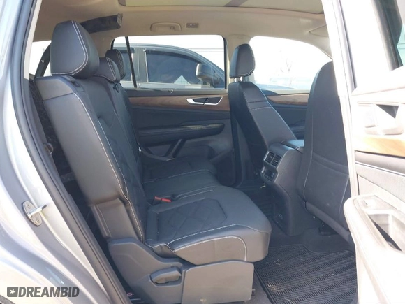 2024 Volkswagen Atlas 2.0T SE w/Technology with VIN 1V2JR2CA9RC594155, listed as a IAAI auction lot 41558255 with 8,813 mi miles. Bid and sale history available at carsss.com. Image 8.