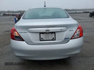2012 Nissan Versa S z VIN 3N1CN7APXCL816002, wystawiony jako Copart lot #49552405 z przebiegiem 90 082 mil mil oraz Czysty tytuł • Clean title. Historia ofert i sprzedaży dostępna na DreamBid. Obrazek 6.