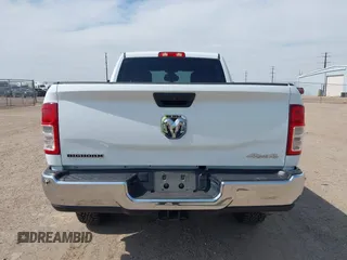 2024 Ram 2500 Big Horn z VIN 3C6UR5DL4RG246011, wystawiony jako IAAI lot #42351899 z przebiegiem 63 283 mil mil oraz . Historia ofert i sprzedaży dostępna na DreamBid. Obrazek 16.