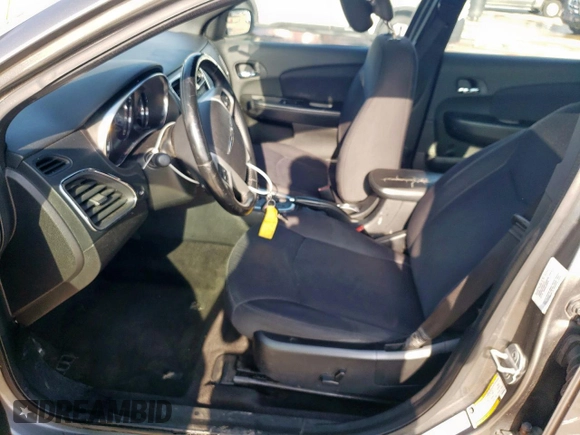 2013 Chrysler 200 Touring z VIN 1C3CCBBB5DN558082, wystawiony jako Copart lot #55348835 z przebiegiem 154 329 mil mil oraz Szkoda całkowita • Salvage title. Historia ofert i sprzedaży dostępna na DreamBid. Obrazek 7.