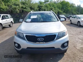 2013 Kia Sorento EX z VIN 5XYKUDA22DG413039, wystawiony jako IAAI lot #42197700 z przebiegiem 132 381 mil mil oraz . Historia ofert i sprzedaży dostępna na DreamBid. Obrazek 13.