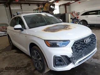 2023 Audi Q5 S line Premium Plus z VIN WA1EAAFY8P2011780, wystawiony jako IAAI lot #42713094 z przebiegiem Nie podano mil oraz . Historia ofert i sprzedaży dostępna na DreamBid. Obrazek 1.