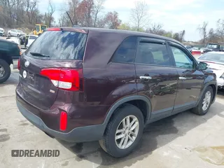 2015 Kia Sorento LX z VIN 5XYKT3A68FG594912, wystawiony jako IAAI lot #41911045 z przebiegiem 162 512 mil mil oraz . Historia ofert i sprzedaży dostępna na DreamBid. Obrazek 4.