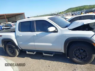 2022 Nissan Frontier SV z VIN 1N6ED1EK4NN656770, wystawiony jako IAAI lot #42016373 z przebiegiem 47 656 mil mil oraz . Historia ofert i sprzedaży dostępna na DreamBid. Obrazek 14.