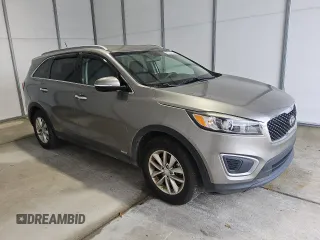 2017 Kia Sorento LX z VIN 5XYPGDA36HG284069, wystawiony jako Copart lot #56899345 z przebiegiem 106 724 mil mil oraz Czysty tytuł • Clean title. Historia ofert i sprzedaży dostępna na DreamBid. Obrazek 4.