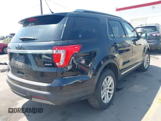 2019 Ford Explorer XLT z VIN 1FM5K8D81KGB26100, wystawiony jako IAAI lot #42074775 z przebiegiem 91 944 mil mil oraz . Historia ofert i sprzedaży dostępna na DreamBid. Obrazek 4.