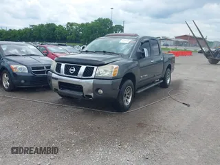 2005 Nissan Titan LE z VIN 1N6AA07B05N557667, wystawiony jako IAAI lot #42292562 z przebiegiem 197 874 mil mil oraz . Historia ofert i sprzedaży dostępna na DreamBid. Obrazek 2.