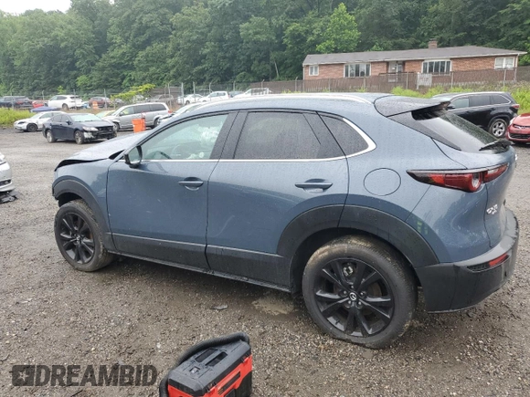 2025 Mazda CX-30 S Carbon Edition z VIN 3MVDMBCM9SM800942, wystawiony jako Copart lot #61013845 z przebiegiem 6 282 mil mil oraz Nie do naprawy • Non repairable. Historia ofert i sprzedaży dostępna na DreamBid. Obrazek 2.