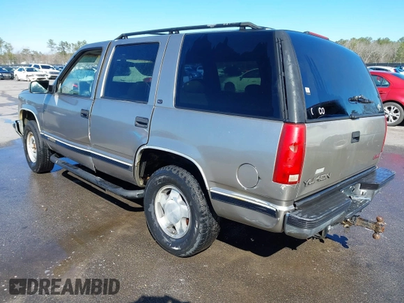 1998 GMC Yukon with VIN 1GKEK13R4WJ725608, listed as a IAAI auction lot 41596559 with 323,141 mi miles. Bid and sale history available at carsss.com. Image 3.
