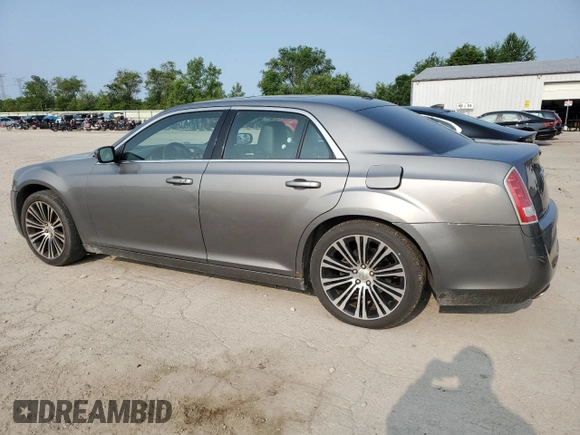 2012 Chrysler 300 S z VIN 2C3CCABGXCH140579, wystawiony jako Copart lot #60476205 z przebiegiem 288 209 mil mil oraz Czysty tytuł • Clean title. Historia ofert i sprzedaży dostępna na DreamBid. Obrazek 2.