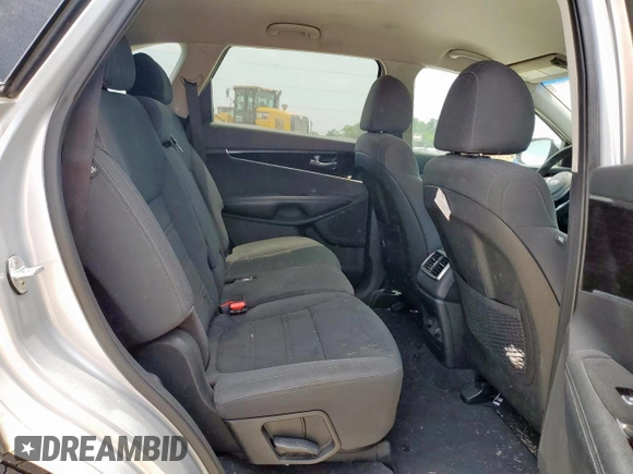 2019 Kia Sorento LX z VIN 5XYPG4A5XKG558737, wystawiony jako Copart lot #56864265 z przebiegiem 99 633 mil mil oraz Czysty tytuł • Clean title. Historia ofert i sprzedaży dostępna na DreamBid. Obrazek 11.
