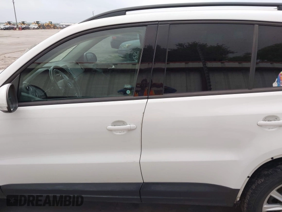 2015 Volkswagen Tiguan R-Line with VIN WVGAV7AX5FW585248, listed as a IAAI auction lot 41909618 with 137,448 mi miles and . Bid and sale history available at DreamBid. Image 15.