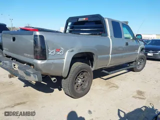 2000 Chevrolet Silverado 2500 LT with VIN 1GCGK29U1YE263011, listed as a IAAI auction lot 41634632 with 179,346 mi miles. Bid and sale history available at carsss.com. Image 4.