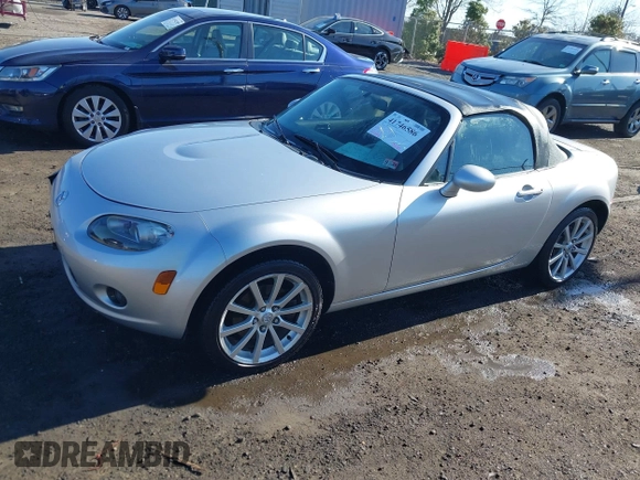 2007 Mazda MX-5 Miata Sport z VIN JM1NC25F170135777, wystawiony jako IAAI lot #41746586 z przebiegiem 107 302 mil mil oraz . Historia ofert i sprzedaży dostępna na DreamBid. Obrazek 14.