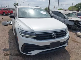 2024 Volkswagen Tiguan SE R-Line Black с VIN 3VVCB7AX5RM053896, выставлен на аукционе IAAI как лот 41883670 с пробегом 11 239 миль миль и . История ставок и продаж доступна на DreamBid. Изображение 1.