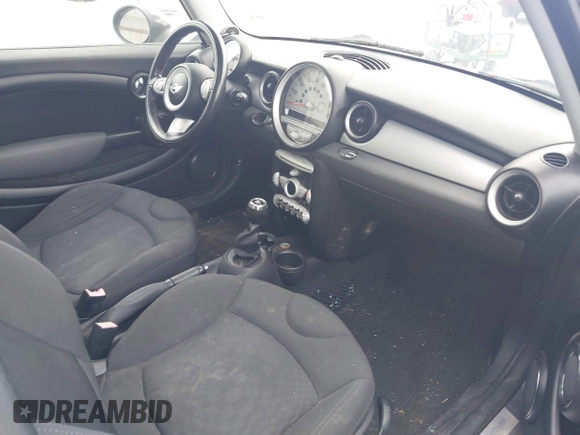 2010 MINI Hardtop z VIN WMWMF3C5XATZ26038, wystawiony jako IAAI lot #42851812 z przebiegiem 150 000 mil mil oraz . Historia ofert i sprzedaży dostępna na DreamBid. Obrazek 5.