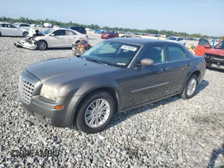 2008 Chrysler 300 Touring z VIN 2C3KA53G38H142026, wystawiony jako Copart lot #56318035 z przebiegiem 168 067 mil mil oraz Szkoda całkowita • Salvage title. Historia ofert i sprzedaży dostępna na DreamBid. Obrazek 1.
